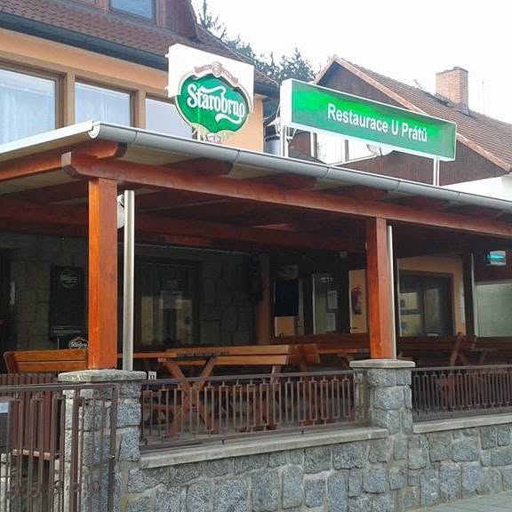 Vchod do Restaurace U Prátů se štítem Starobrno